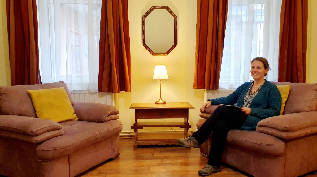 Arm chairs in the twin guest room at The Private Stay Apartment in Cluj-Napoca